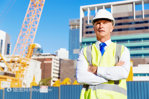 建筑工地上的工程師與施工建設